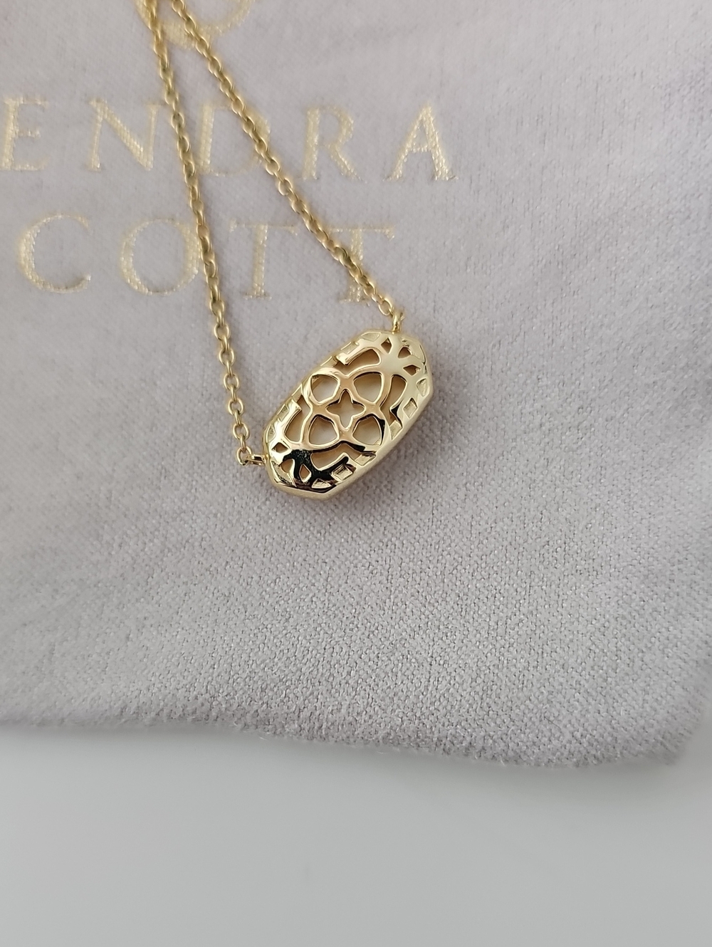 Kendra Scott Elise Pendant Necklace Gold Mother Of Pearl With Box - Picture 3 of 3